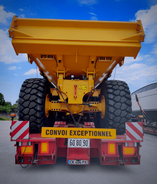 Tombereau / Dumper chargé et arrimé